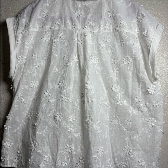 Beautiful Adrianna Papell White 3D Floral Embroidered Boxy Cap Sleeve Blouse. M - Picture 6 of 16